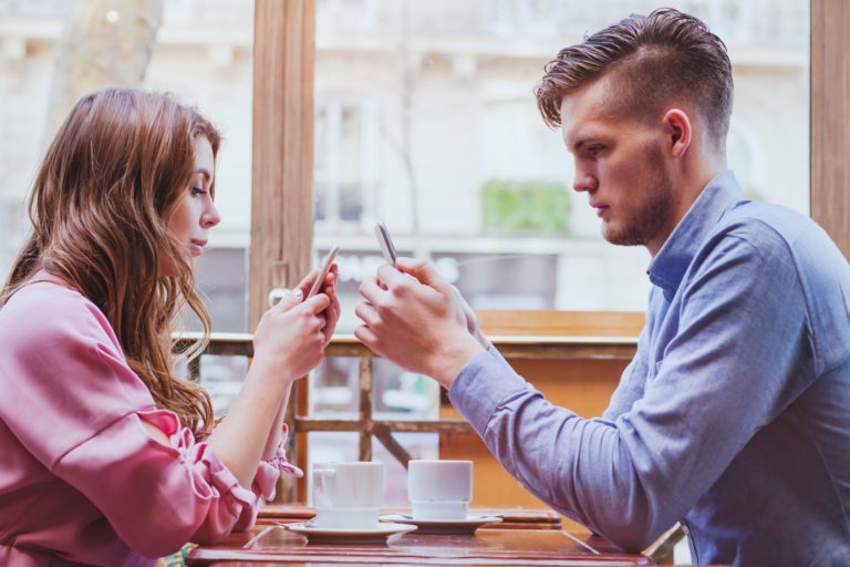 Como as redes sociais podem trazer problemas para o relacionamento